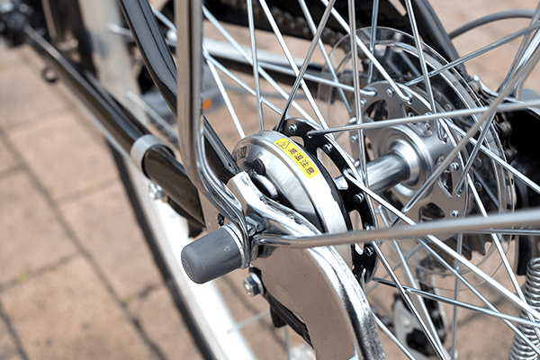 長期間使用しても音鳴りのしにくい、ローラーブレーキを搭載。(※画像は2020モデルです)