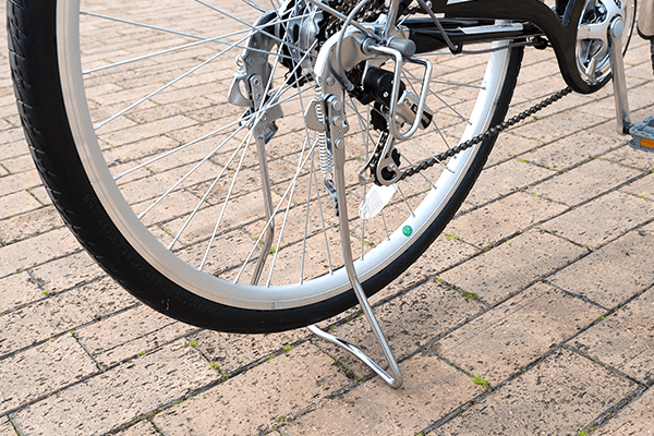 不安定な場所でも車体を安定させられる両足スタンドを搭載。(※画像は2020モデルです)