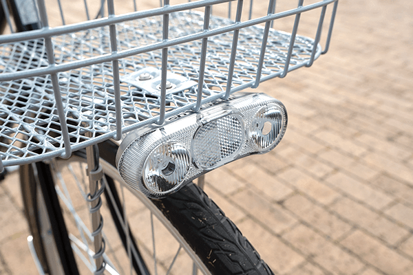 暗くなると自動点灯するオートライトを搭載。LED採用で明るさも十分です。(※画像は2020モデルです)