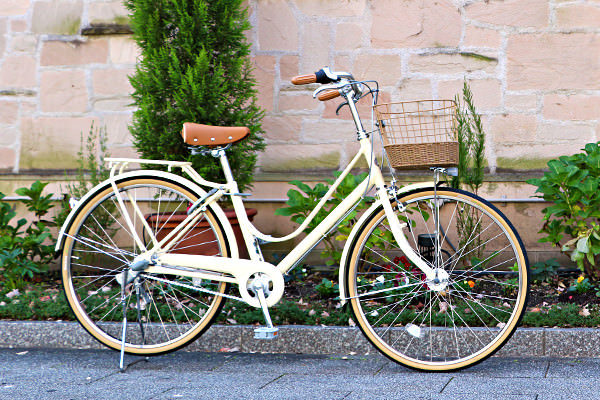 ブラウンパーツがクラシカルでお洒落。女性らしいフォルムが人気の秘密。