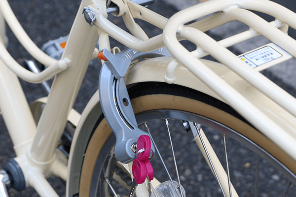 簡単ロックが可能なカギ（リング錠）を装着。盗難されにくいディンプルキーを採用。