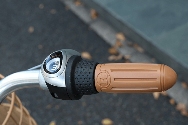 ハンドルを握ったままギアを変更できる、グリップシフトを採用。