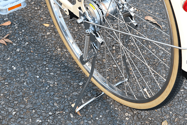 不安定な場所でも車体を安定させられる両足スタンドを搭載。
