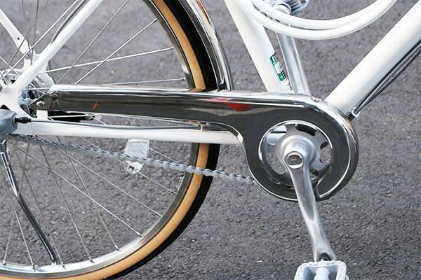 走行中のチェーンによる裾汚れを防ぎます。ベーシックラインはサビに強いステンレス製です。