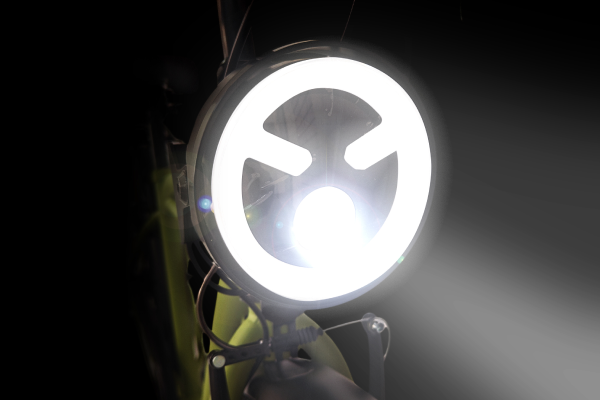 インパクトのある大型のオートライト。