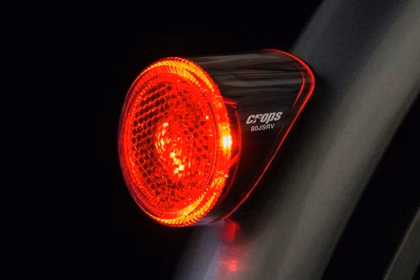 夜間走行時に必須のテールライトを標準装備。