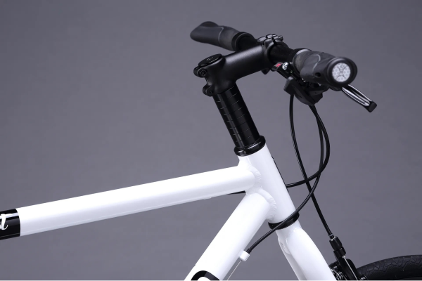 ステアリングコラムを長めに残しているため、スペ一サ一を入れ替えると最大80mmのポジション変更が可能。