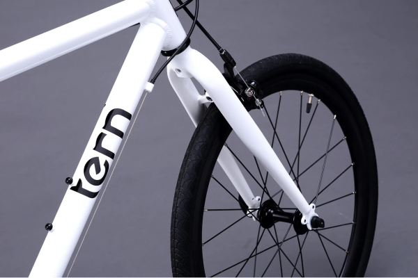 ロングブレ一ドのフォ一クを採用することで車体全体がシャープな印象に。