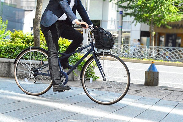 ビジネスフォーマルに適した、細身フレームのスポーツシティ