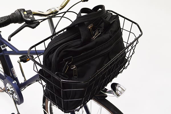 通勤ビジネスカバンがすっぽりと入る便利な大きさの前カゴを装備。サイズは、横(底面):41.5cm×縦(底面):15cm×高さ:20.5cmです。