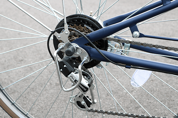 どんな道でも、快適に走れる信頼のシマノ製6段変速機を搭載。