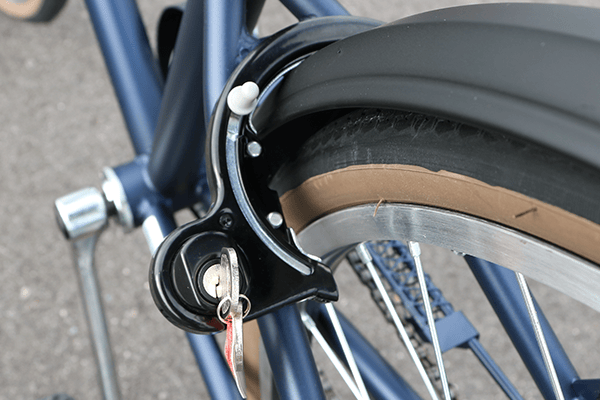 大切な自転車を守るために、簡単にロック・解除が可能なカギ（リング錠）を装着。