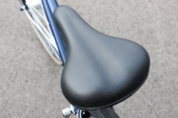 中央にくぼみがあり、長時間の走行でもお尻が痛くなりづらく、快適に走行可能。