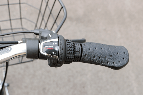 ハンドルを握ったままギアを変更できる、シマノ製のグリップシフトを採用。