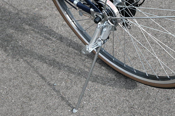 停車時に必須になるスタンドを搭載。