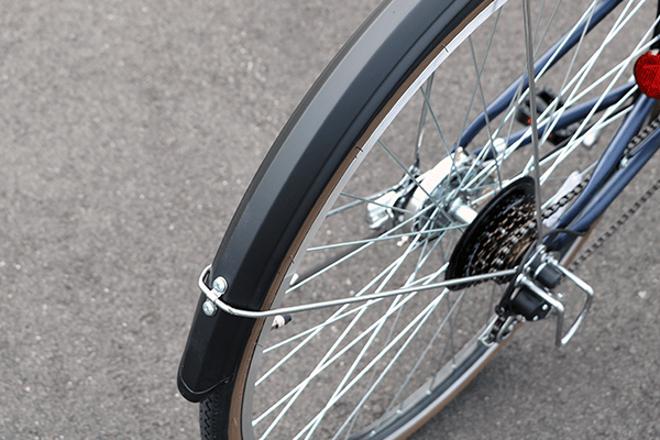 普段使いには必須の泥除け。路面が濡れていても安心して走行可能。