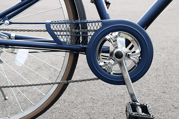 裾の巻き込みや汚れを防いでくれる網目デザインのチェーンカバー。