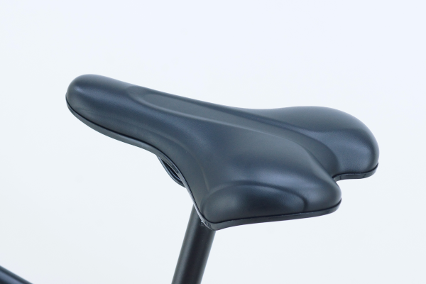 スポーティーでクッション性の高いサドル。