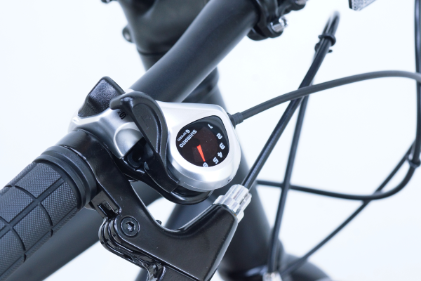 親指で簡単に操作が出来るSHIMANO製サムシフター。