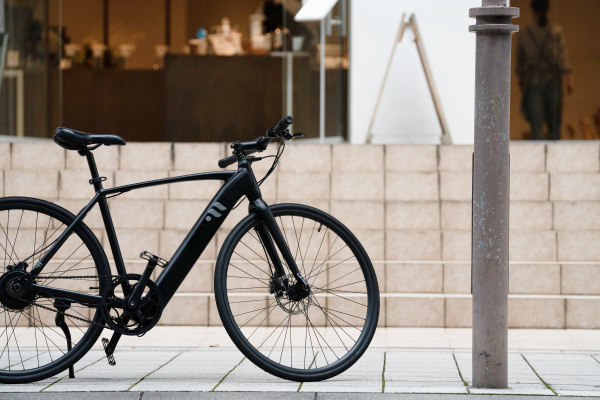 街に溶け込むデザイン※試作品のためスタンドの形状が異なります。スタンドは別売です。