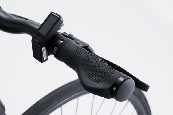 やや前傾姿勢になり、ハンドルに体重がかかりやすいe-bikeには、エルゴグリップが最適。