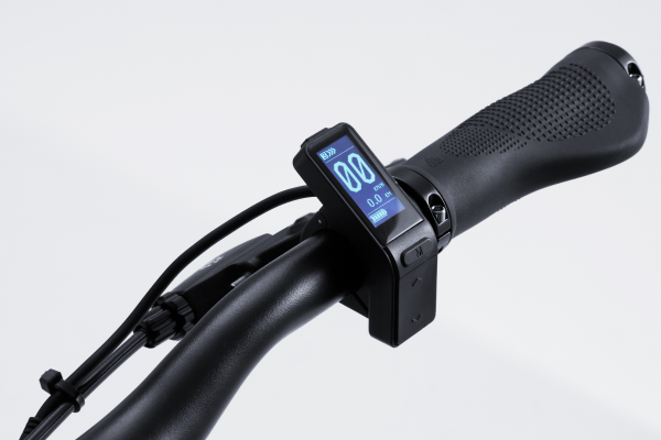 スタイルを重視したパーツチョイス、ディスプレイモニターは、on/off, 5段階モード切替、電池残量表示等の最小の機能にしぼりました。