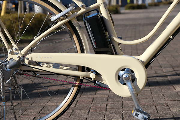 高剛性のベルトが後輪に力をダイレクトに伝えるため、自転車ならではの踏みごこちをお楽しみいただけます。