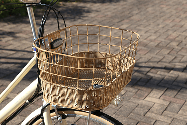 オシャレでかわいい籐風編み込みカゴを搭載。