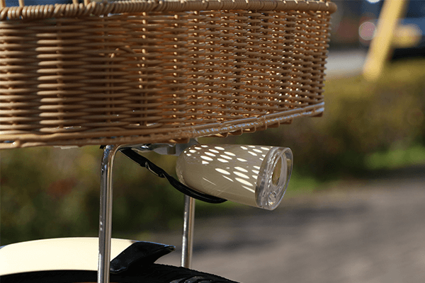 上下2つのLEDで、手前から前方までムラなく幅広く照らすライト。