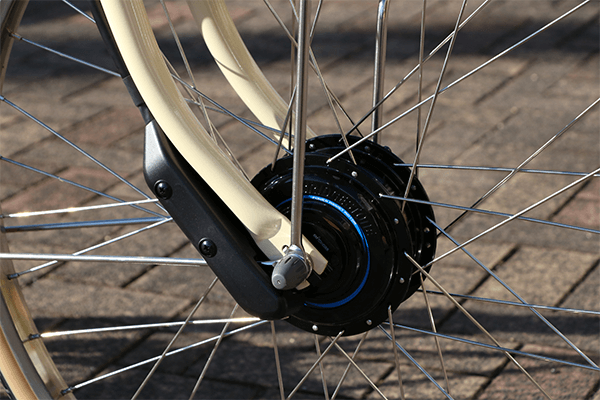 前輪に組み込まれたモーターが、電気の力をダイレクトに伝達、力強い走りを実現しました。