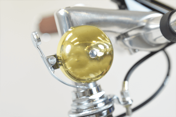 澄んだ音色が心地よい真鍮ベル。凛とした雰囲気を醸し出します。