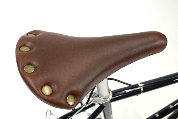 乗るほどに深みが出るレザーテイストの鋲付きサドル。サドルもファッションの一部です。
