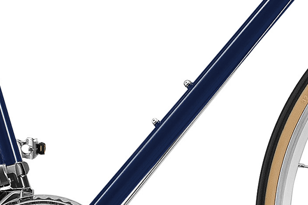 スポーツドリンク用ホルダーまたはペットボトル用ホルダーが設置可能なボトルホルダー台座付き。