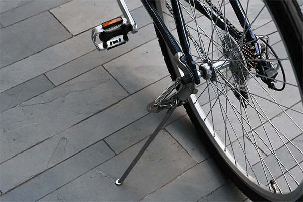 停車時に必須になるスタンドを搭載！片足スタンドは車体を持ち上げずに停車が可能。