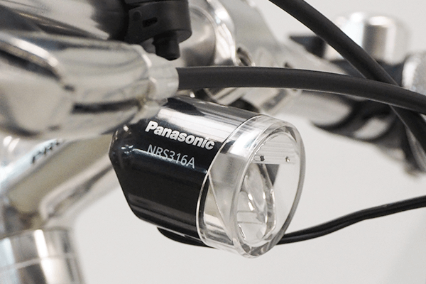 LEDライト付モデルにはpanasonic製のオートライトを搭載。常時点灯なので付け忘れの心配がありません。