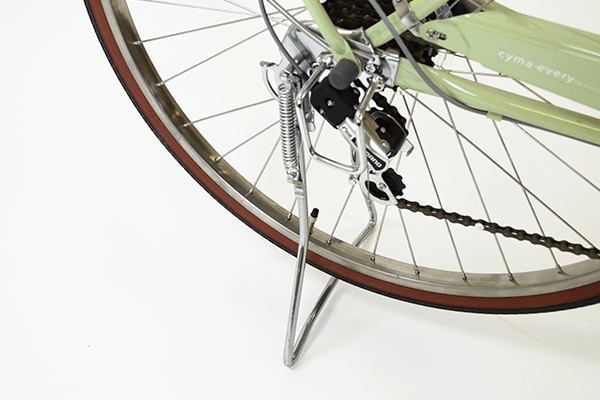 不安定な場所でも車体を安定させられる両足スタンドを搭載。