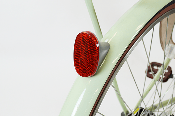 夜間の走行時に必須！反射板が標準装備。