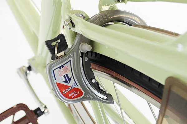 大切な自転車を守る為に、簡単ロック・解除が可能なカギ（リング錠）を装着。