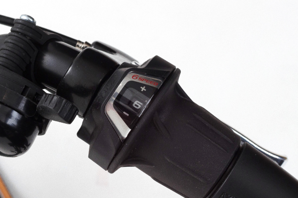 SHIMANO製の操作しやすい手元シフター。
