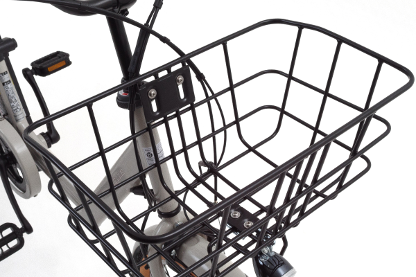 ワイドな前かごなのでビジネスバッグから買い物袋がしっかり入ります。（横37cm×奥行17cm×高さ20cm）