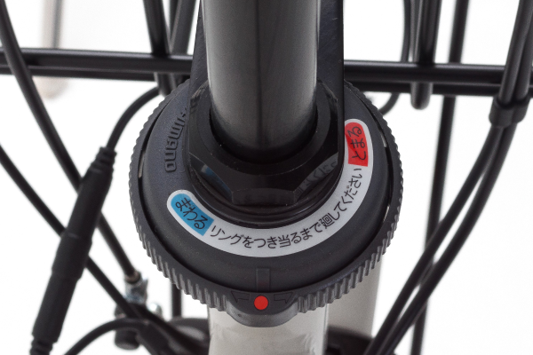 ハンドル部を固定し、駐輪時の転倒を防止します。(※ハンドルを完全に固定する機能ではありません)