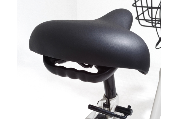 持ち手付サドルでスタンドアップの動作が軽減。