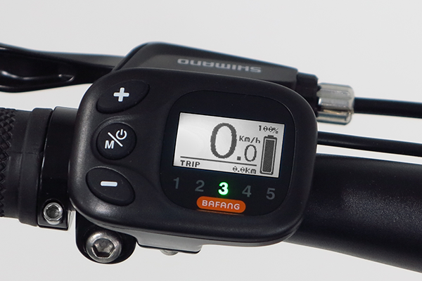 スピード、航続距離、バッテリー残量、アシストレベル等が一目でわかるコントローラー。