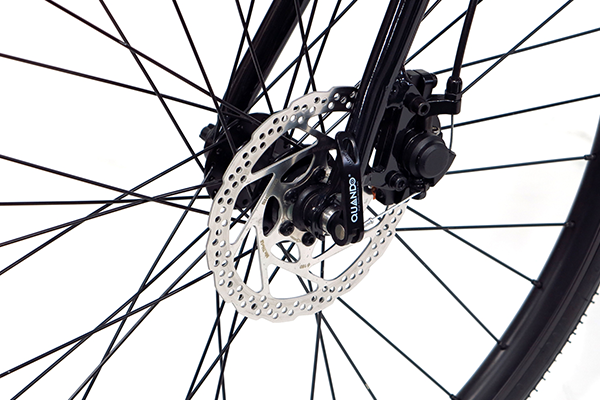 パワフルなアシストに対応するため、強力な制動力を発揮するディスクブレーキを選択。