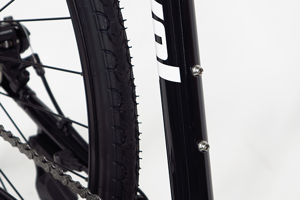 長距離ライドに必要不可欠なボトルケージ台座が備えられています。