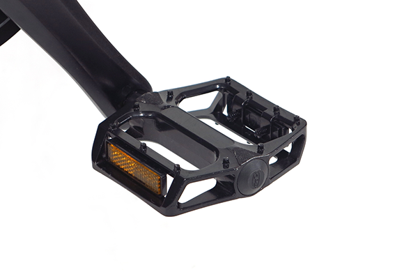 踏み面が広く安定感のあるフラットペダルを装備。