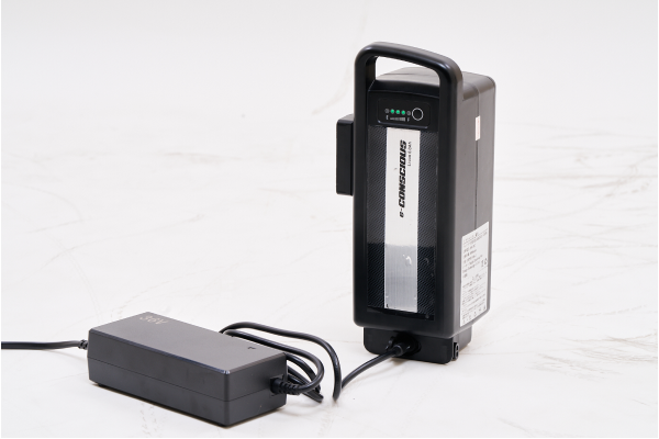 専用充電器が用意されています。（他社の充電器を使用した場合、正しく充電されないやバッテリーにダメージを与える可能性があるため、ご注意ください。）