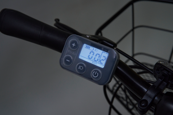 夜間でもモードや充電量が分かりやすい液晶タイプのスイッチ。スイッチの汚れや雨から守ってくれるスイッチカバーが最初から付属。