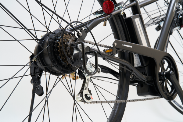 信頼のSHIMANO製外装6段変速を搭載。ブレーキは音が鳴りやすいものの雨や土埃に強いバンドブレーキ。