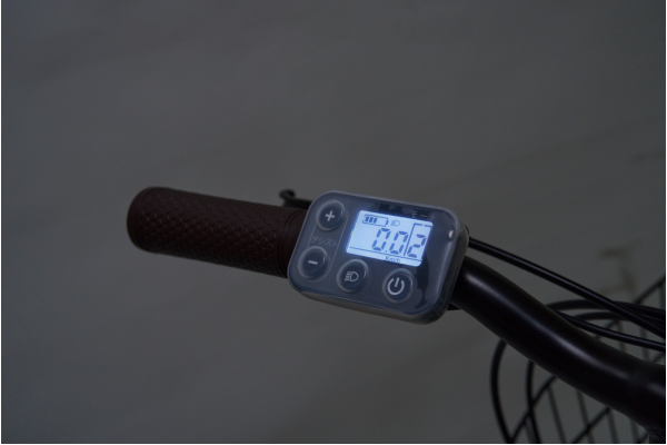 夜間でもモードや充電量が分かりやすい液晶タイプのスイッチ。スイッチの汚れや雨から守ってくれるスイッチカバーが最初から付属。